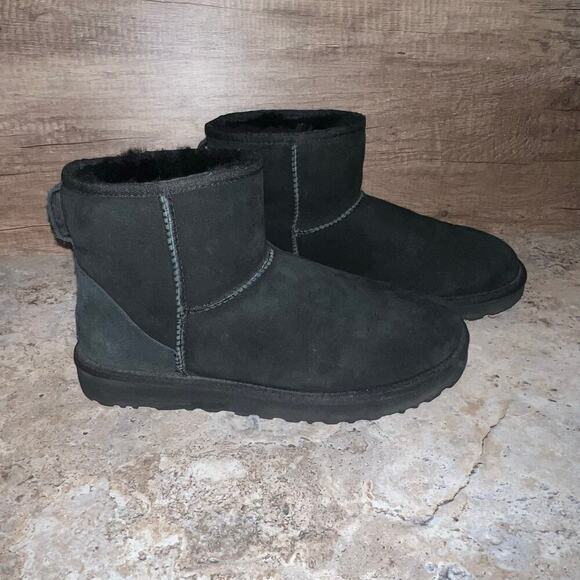 UGG Women's Classic Mini II Boots Size 9 Black 1016222 Sheepskin Ankle Slip On
